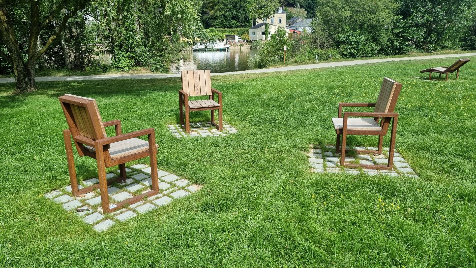 Chaises publiques en acier Corten