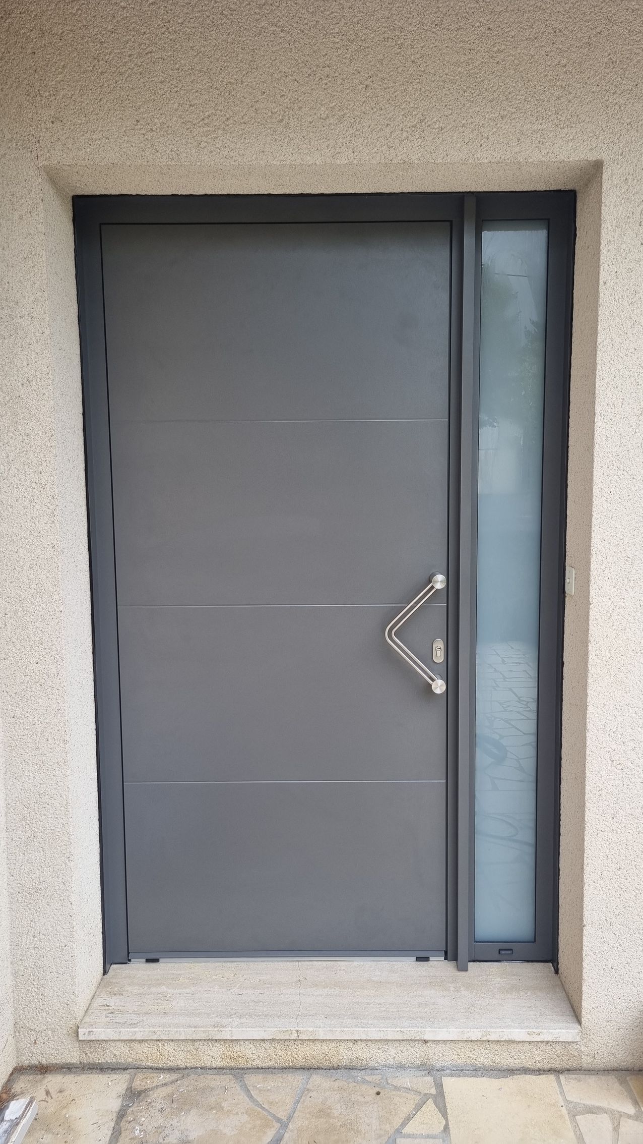 Porte en aluminium et bande vitrée