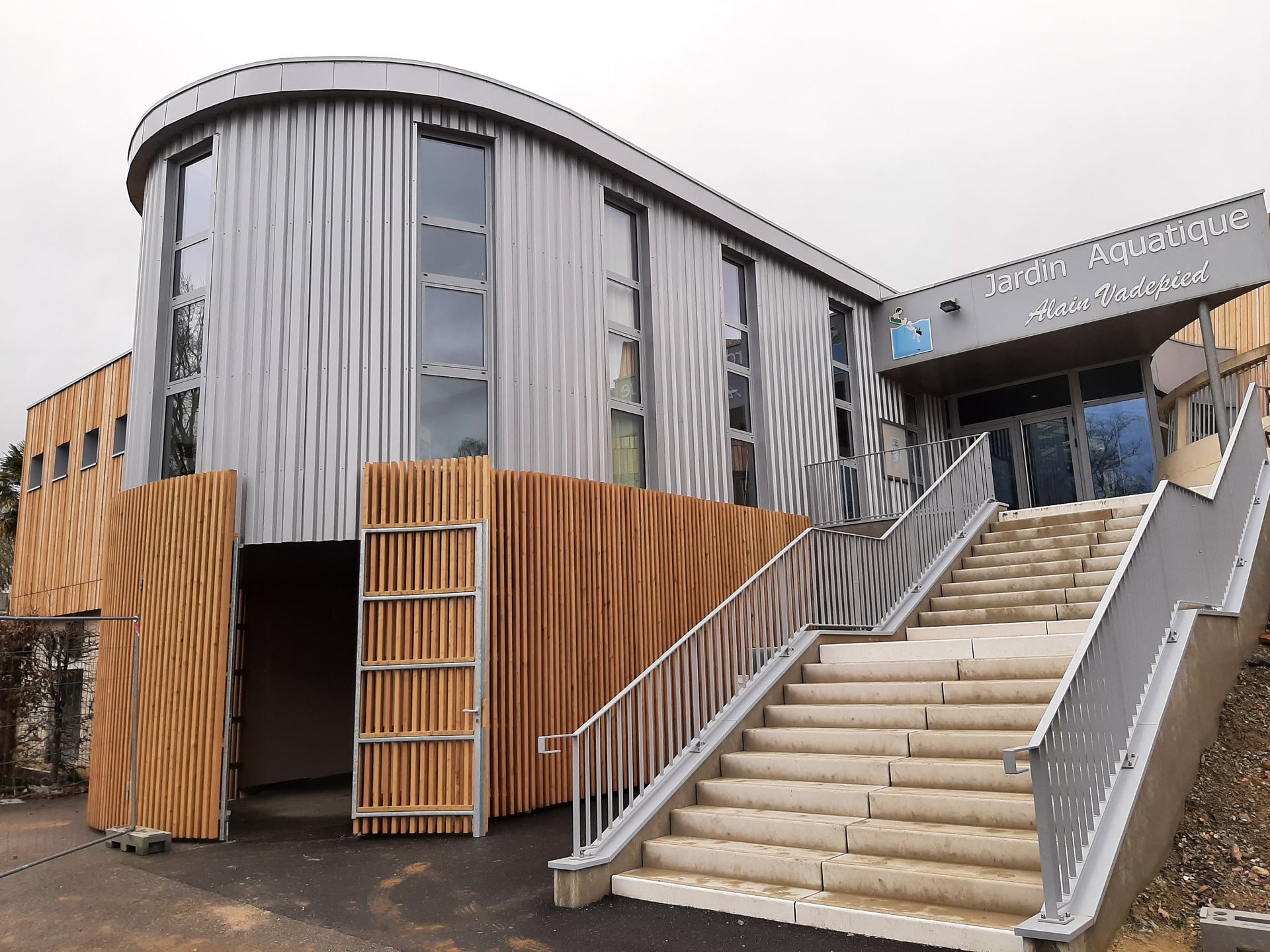 Escalier extérieur d'une entreprise