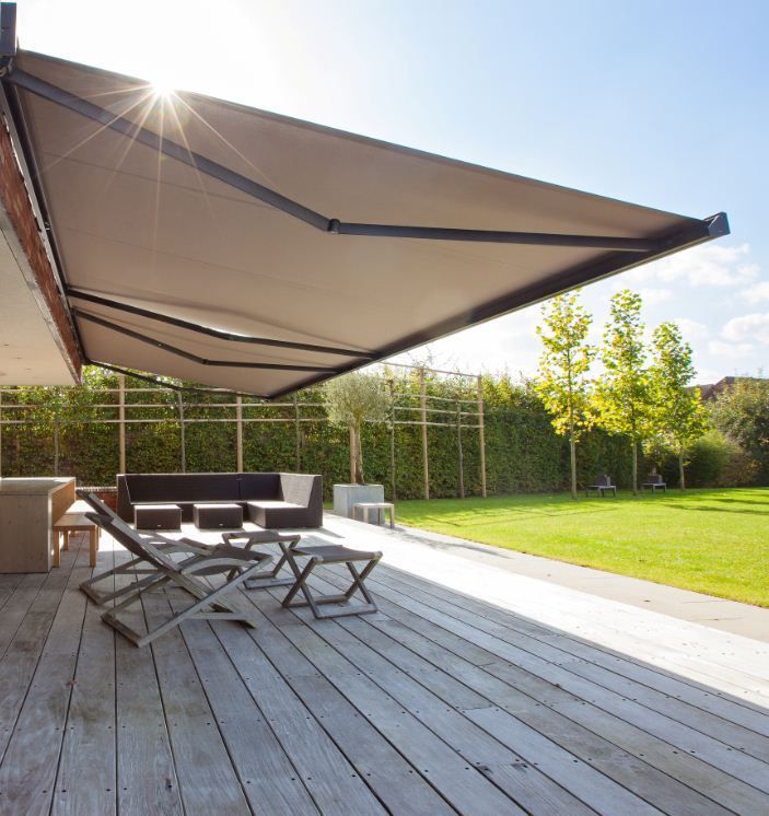 Store banne déployé au dessus d'une terrasse