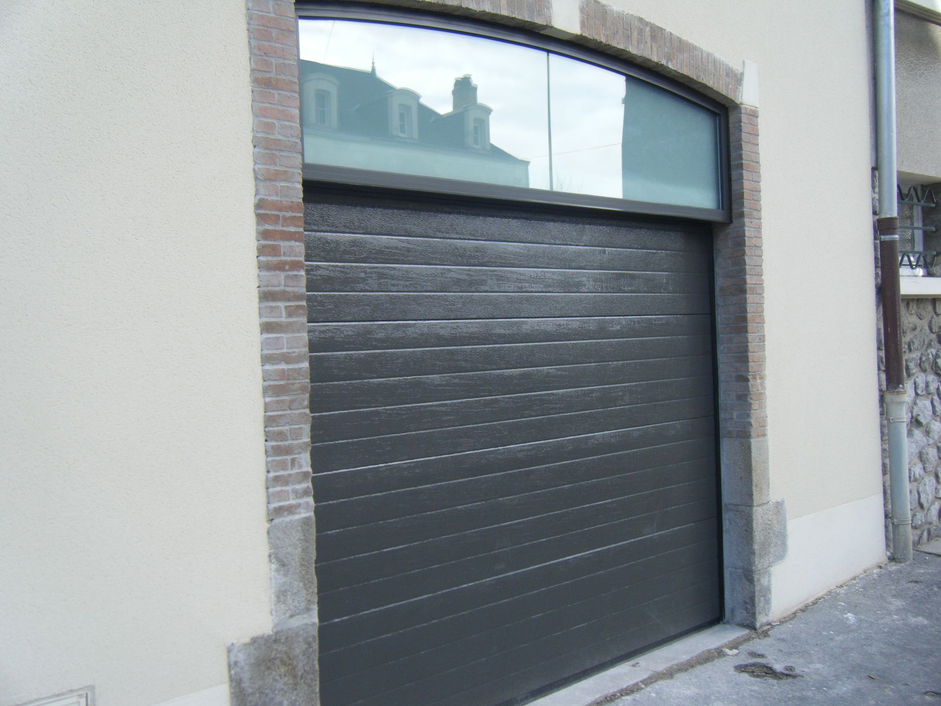 Porte de garage sectionnelle noire