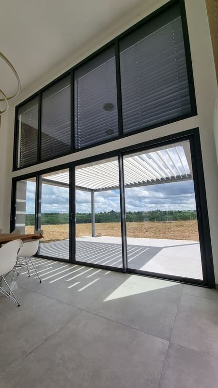 Portes coulissantes avec vue sur pergolas et jardin