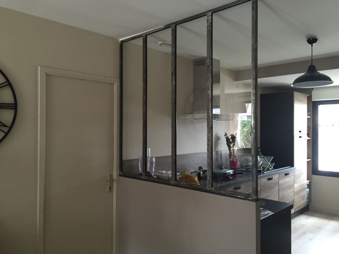 Verrière séparant une cuisine des autres pièces