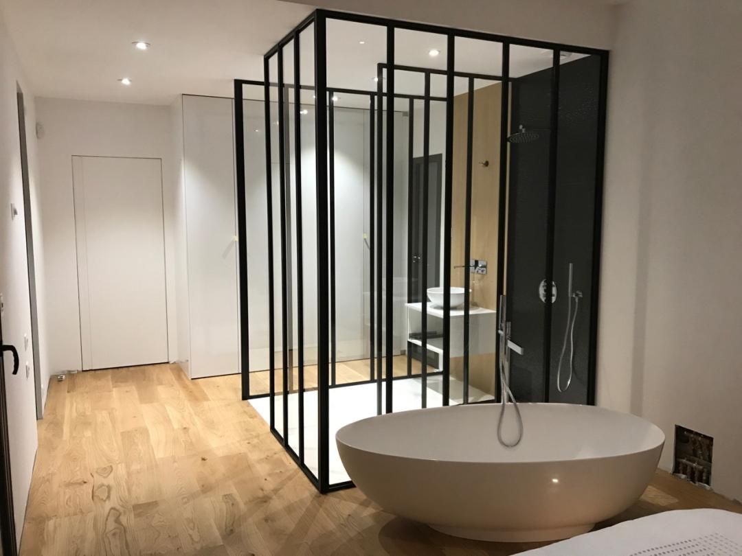 Verrière dans une salle de bains