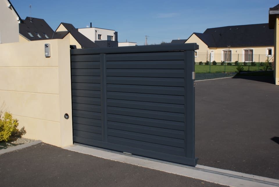 Haut portail automatique gris en train de s'ouvrir