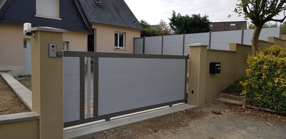 Portail automatique au cadre marron et aux panneaux gris clair