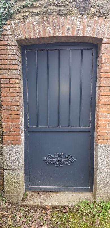 Porte d'entrée en acier avec cadre en brique
