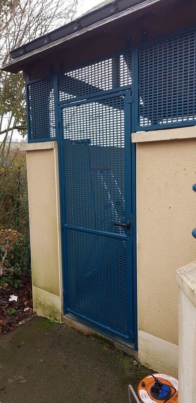 Porte en acier bleu perforée