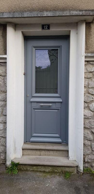 Porte d'entrée avec vitre à barreaux