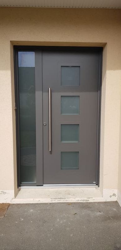 Porte d'entrée semi-vitrée avec carrés opaques