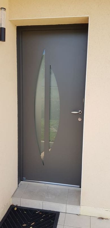 Porte d'entrée en acier avec vitre décorative