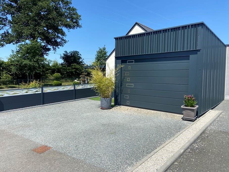 Porte de garage sectionnelle avec plantes devant
