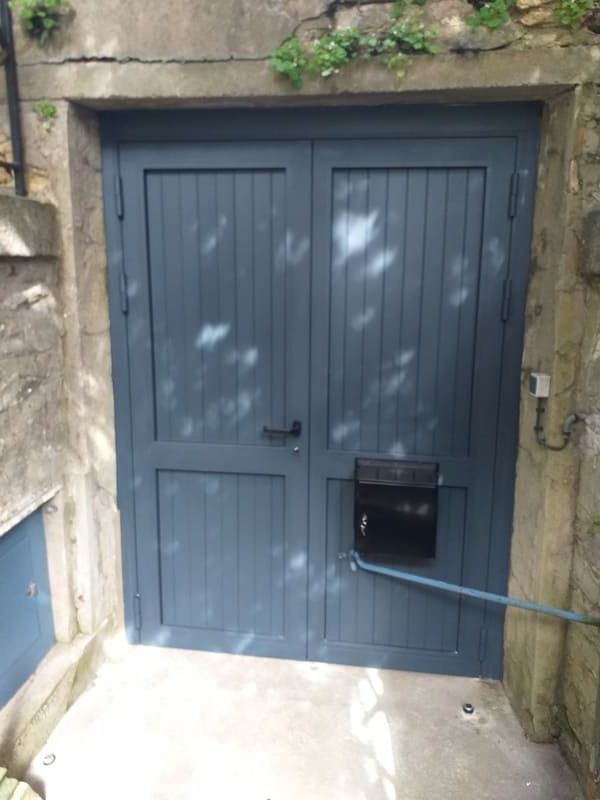 Porte d'entrée bleue avec boîte aux lettres noire