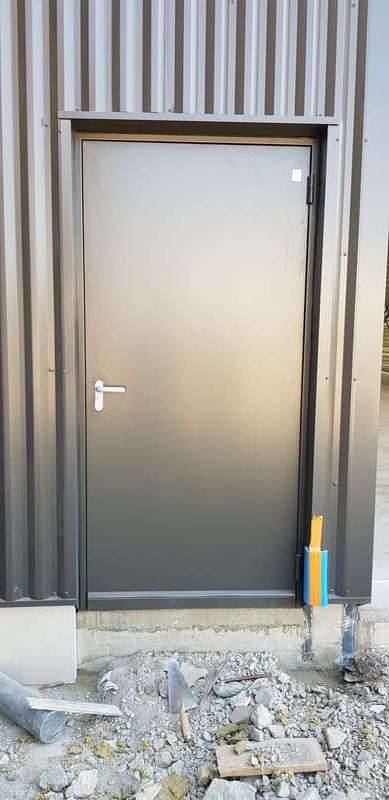 Porte en acier pour local industriel