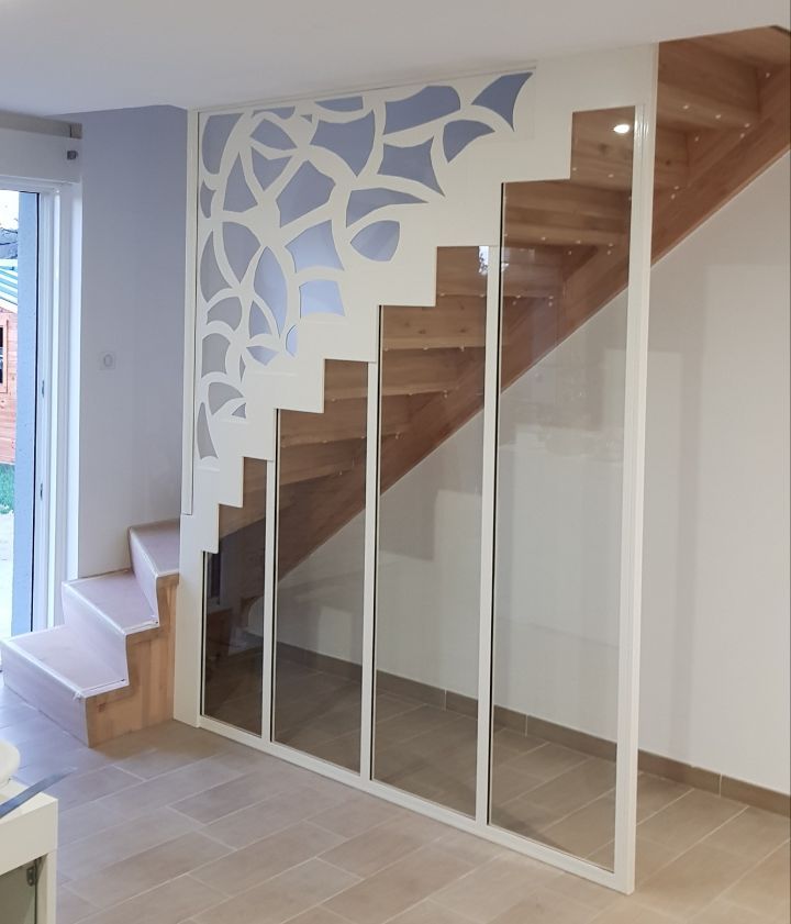 Escalier blanc en cours de pose dans une angle de maison