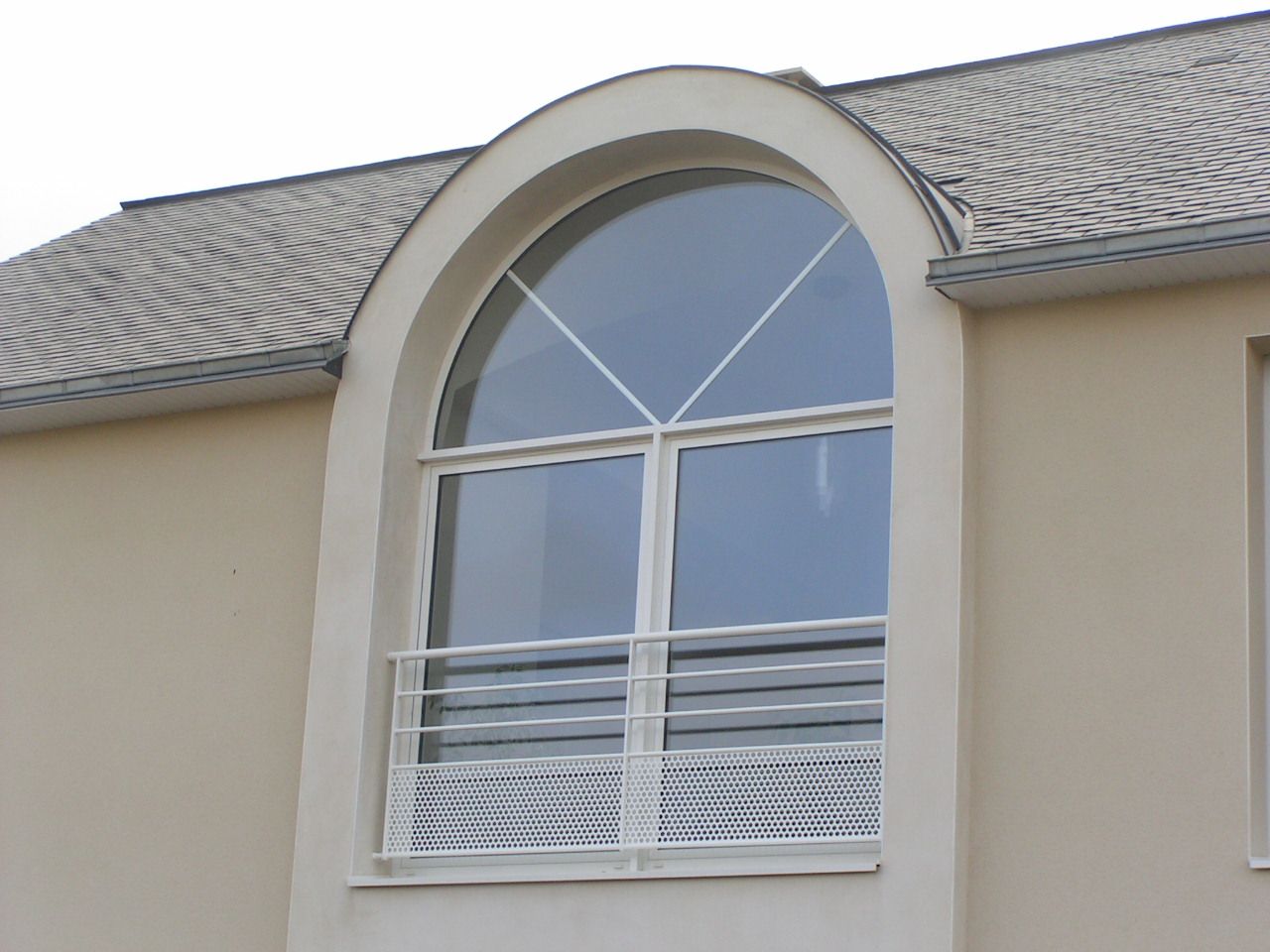 Fenêtre arrondie blanche