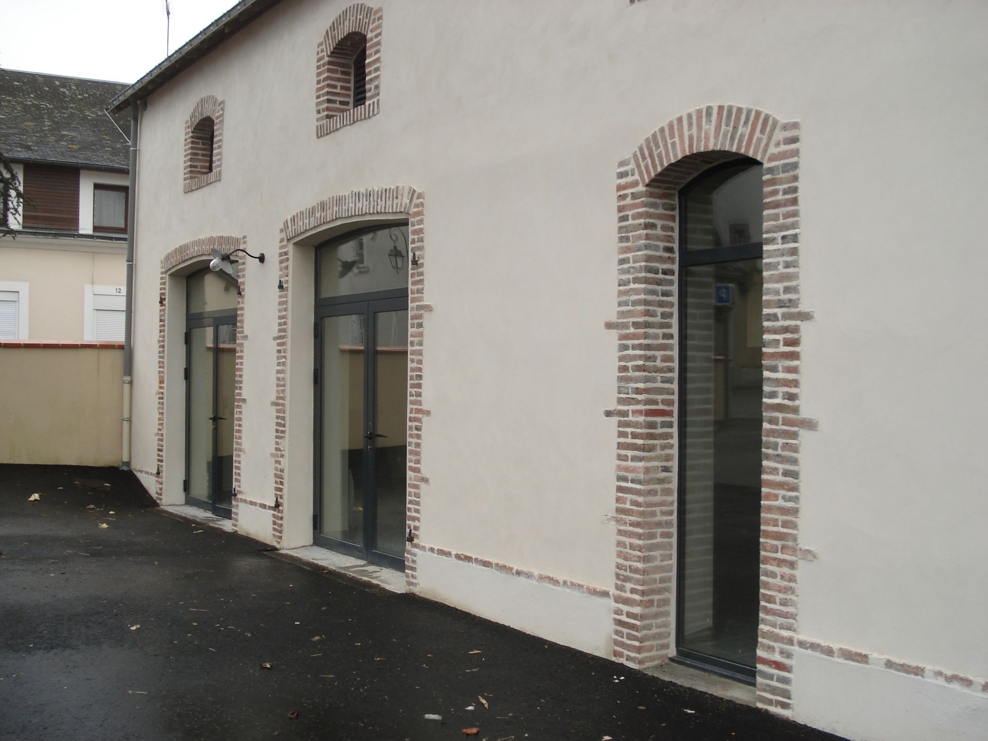 Grandes fenêtres noires