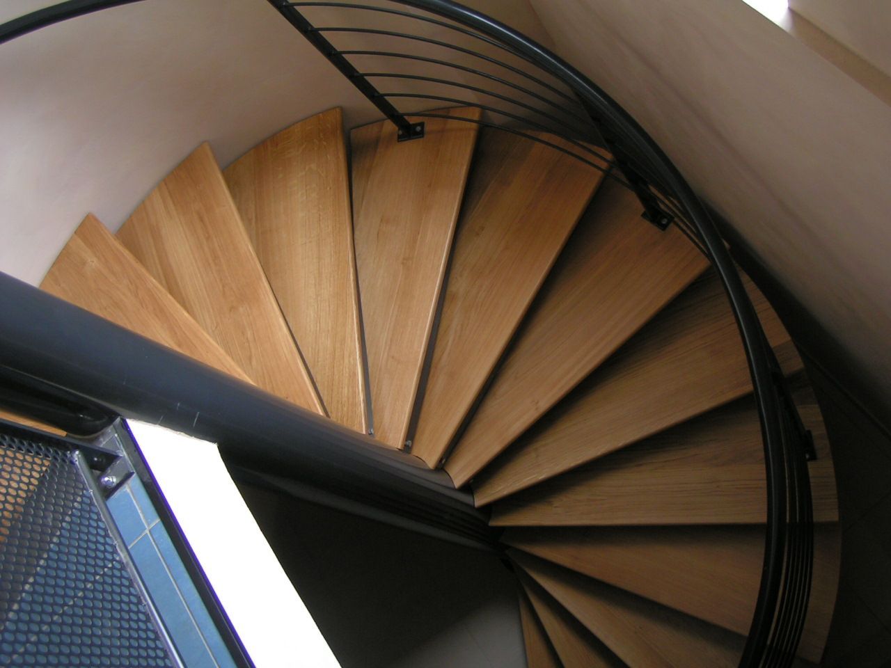 Escalier en colimaçon en bois et en acier
