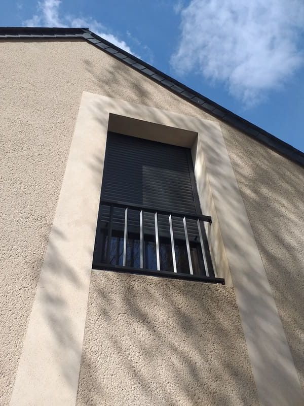 Volet roulant noir avec garde-corps