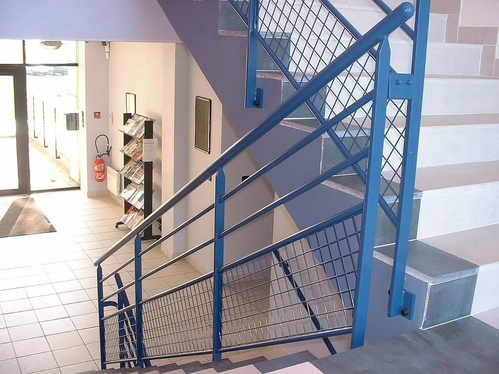 Escaliers dans un local d'entreprise