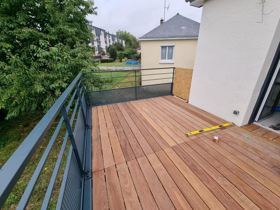 Garde-corps gris pour terrasse avec plancher en bois