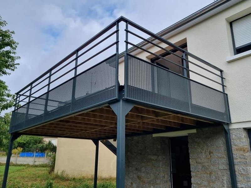 Garde-corps sur terrasse surélevée avec sol en bois