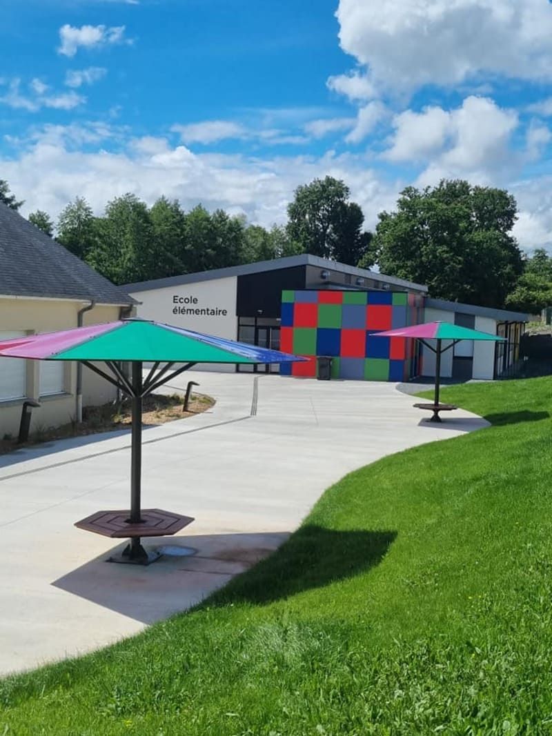 Parasol coloré en acier sur un chemin bétonné 