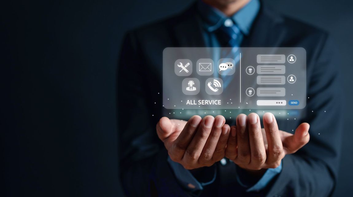 Hombre de traje sosteniendo una interfaz tecnológica transparente con opciones de chatbot de inteligencia artificial.