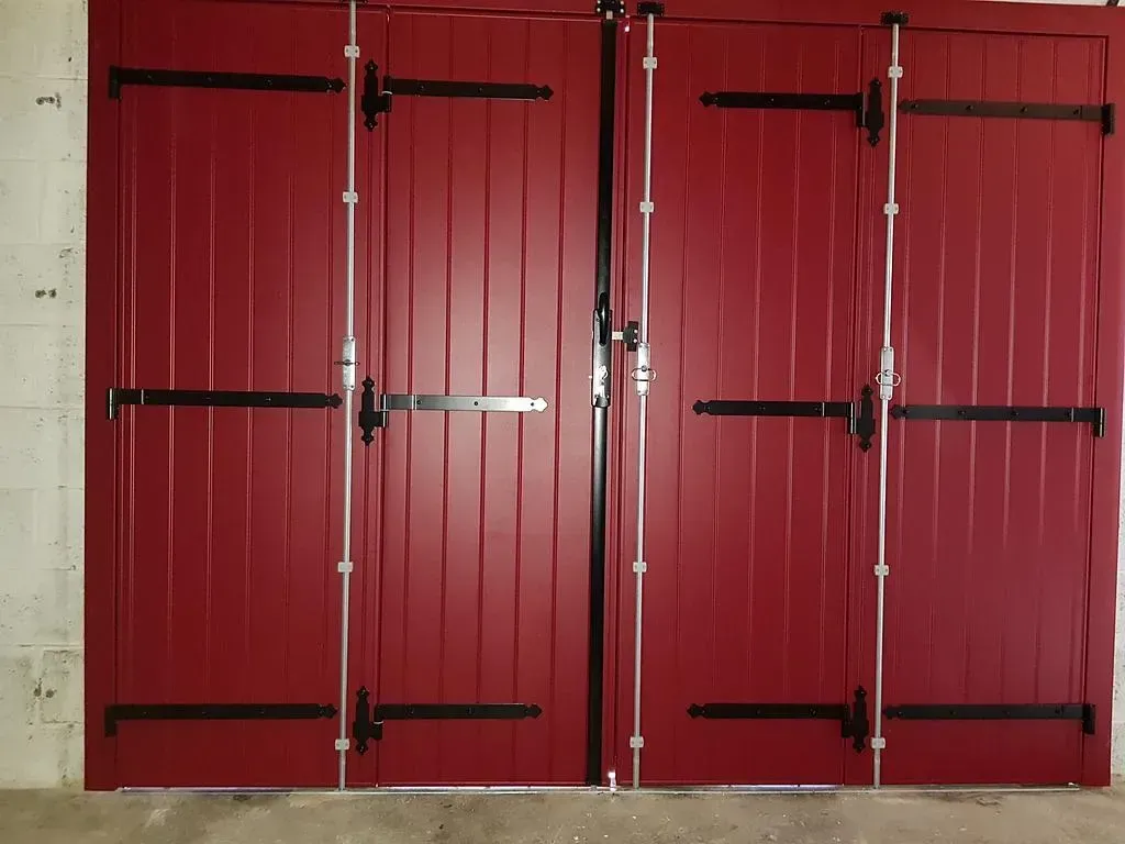 Porte de garage rouge