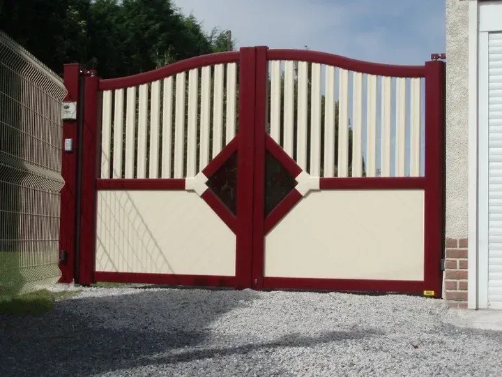 Portail à battants en bois blanc et rouge
