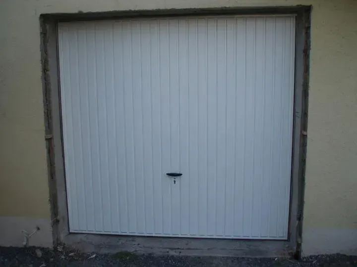 Porte de garage coulissante blanche