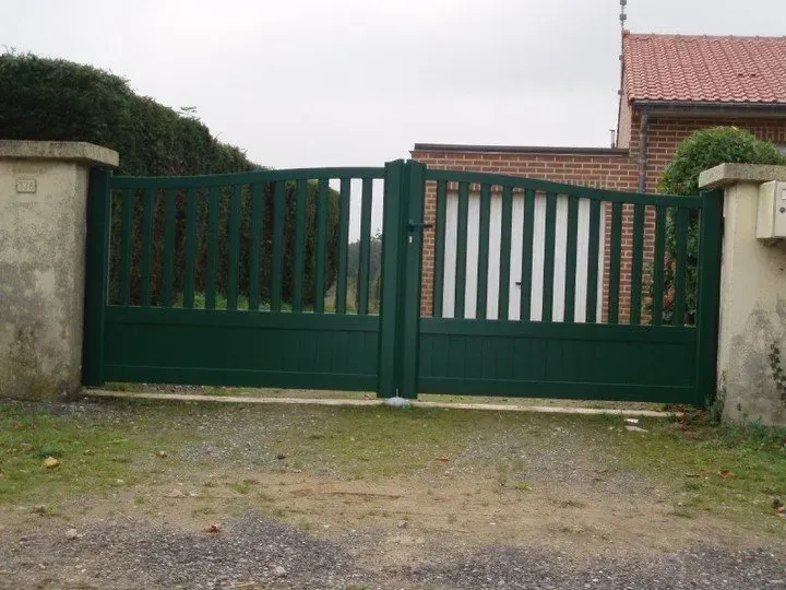 Portail battant vert