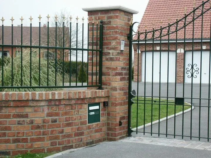 Clôture et portal en métal