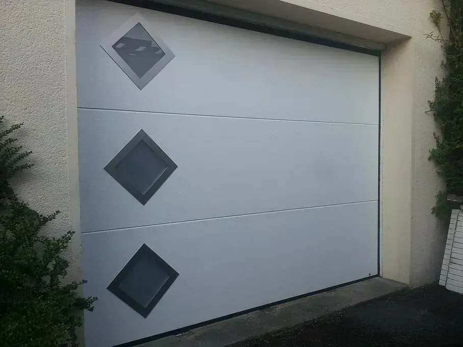 Porte de garage avec carreaux