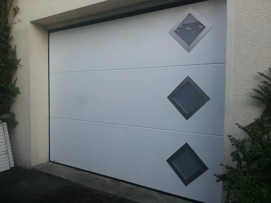 Porte de garage avec petites fenêtres