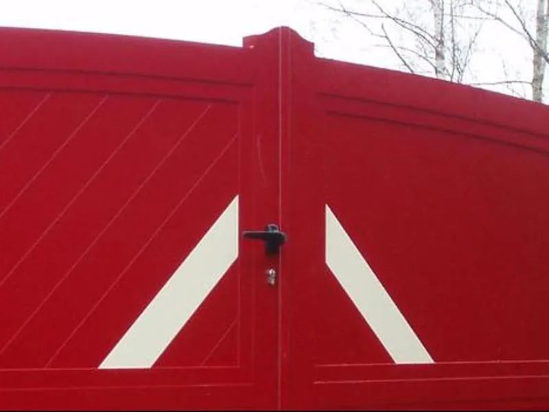 Portail en bois rouge