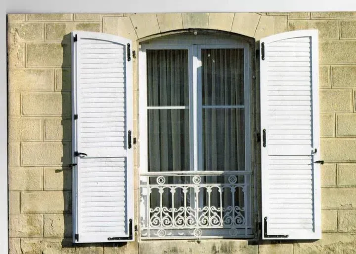 Une fenêtre et des volets ouverts