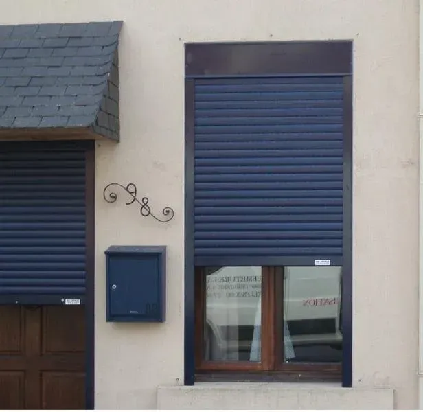 Volet métallique bleu