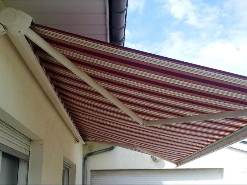 Store extérieur rouge et blanc