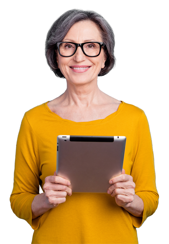 Une femme qui tient une tablette 