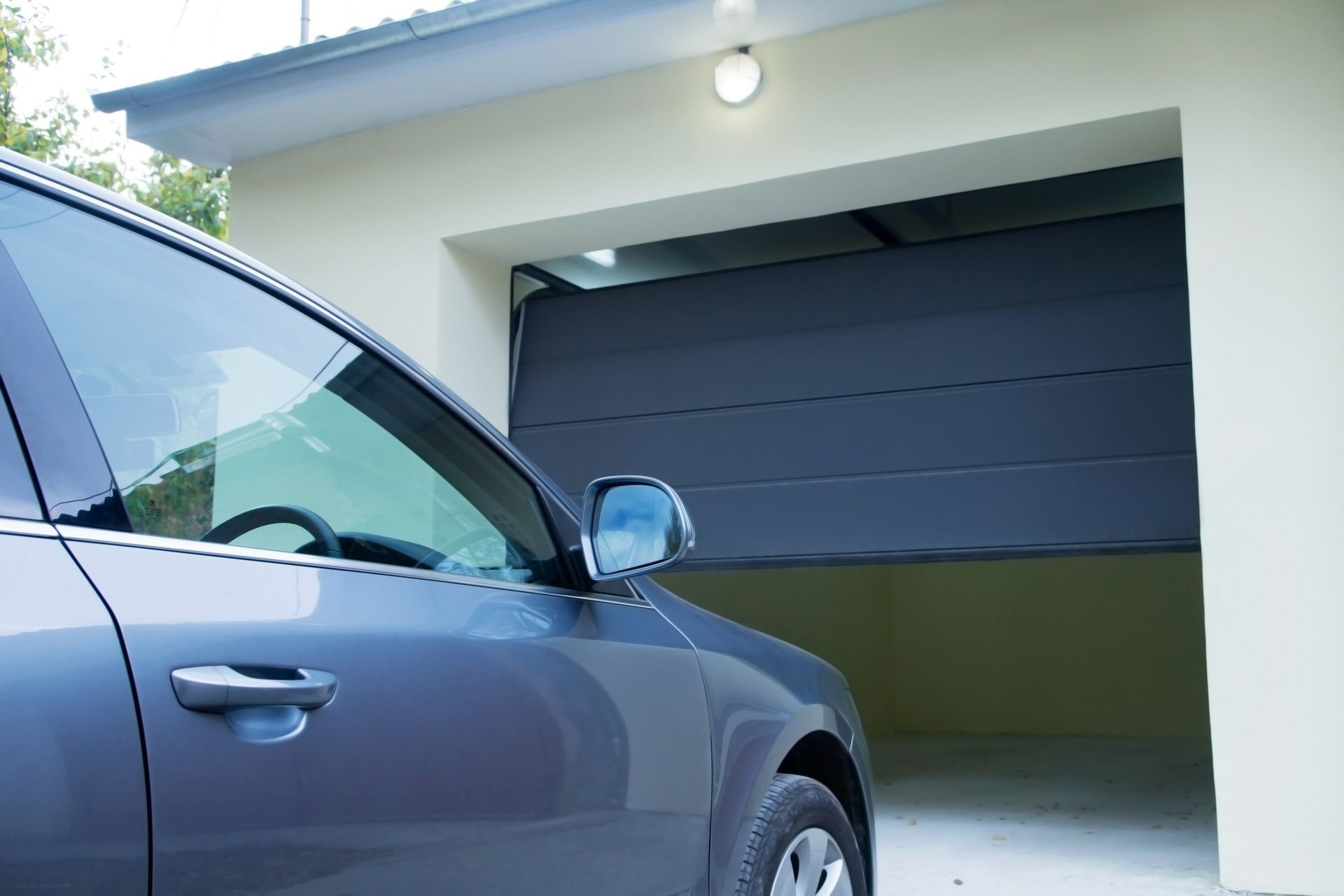 Voiture devant une porte de garage motorisée