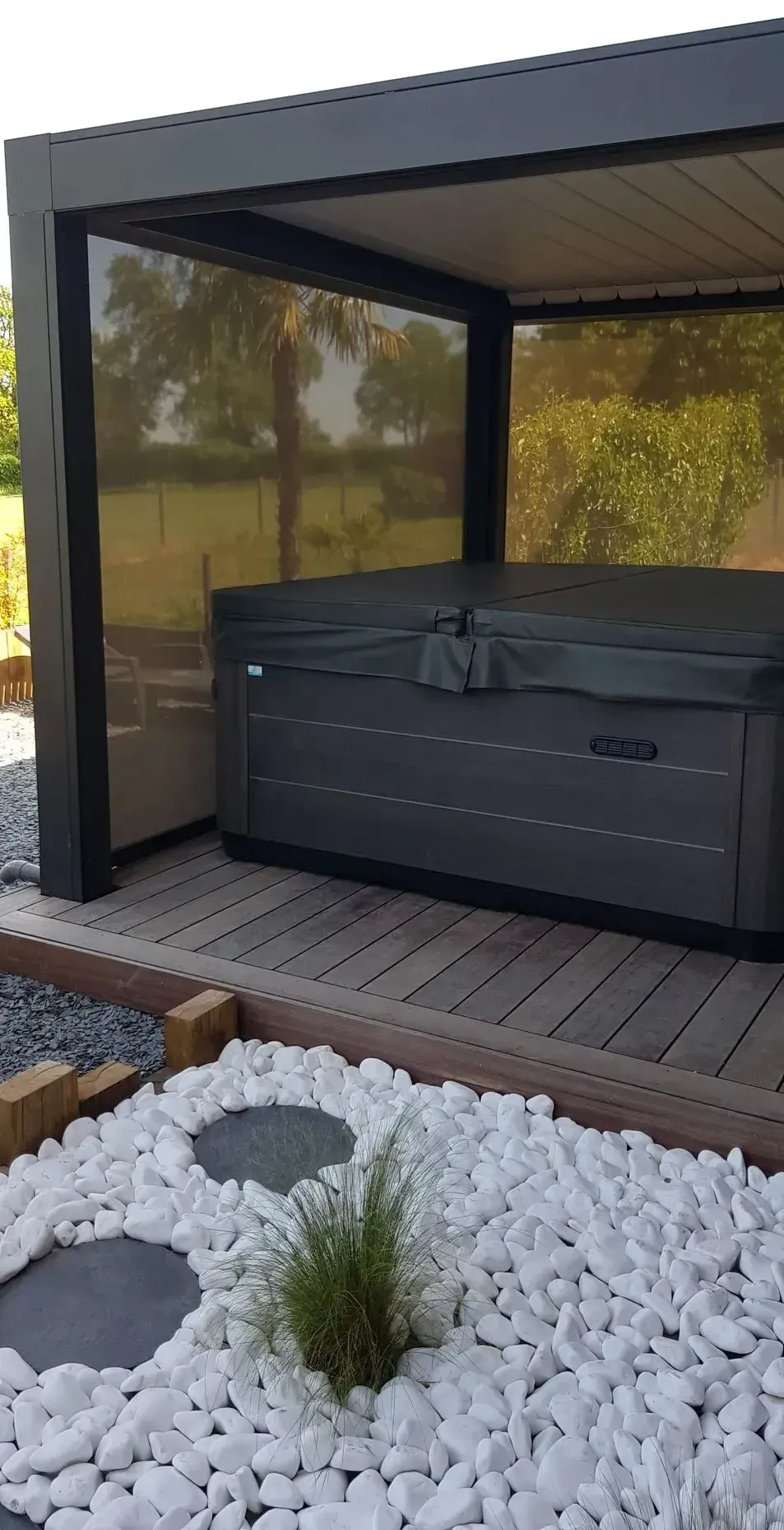 Du mobilier sous une pergola