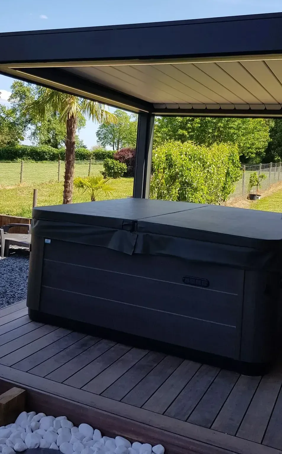 Pergola bioclimatique dans un jardin
