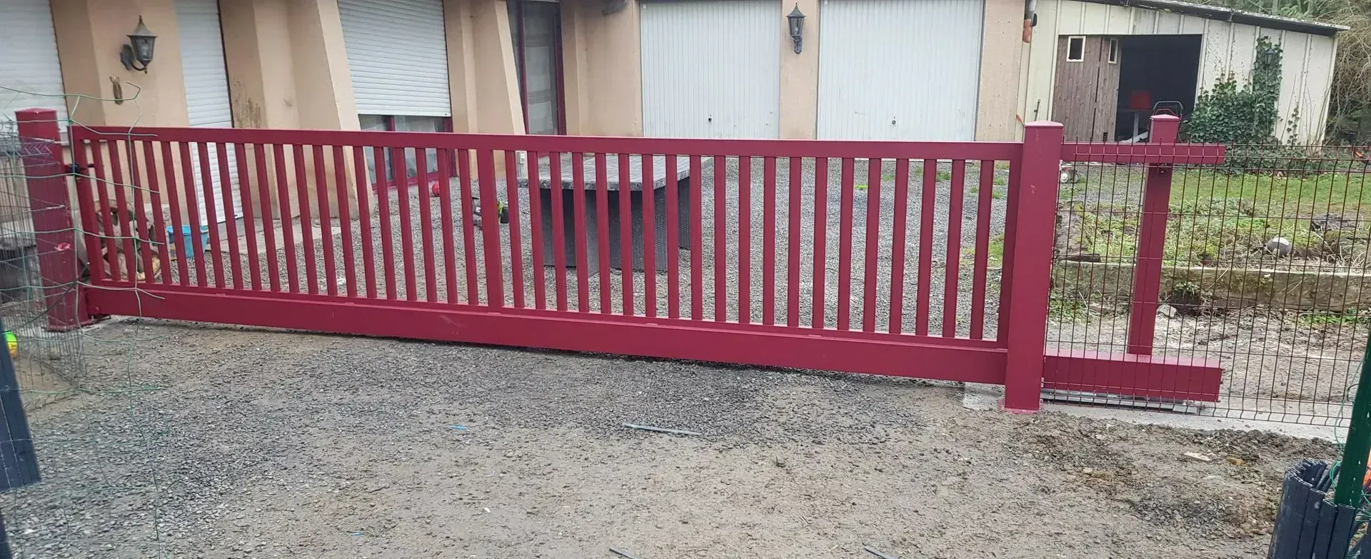 Portail autoportant rouge