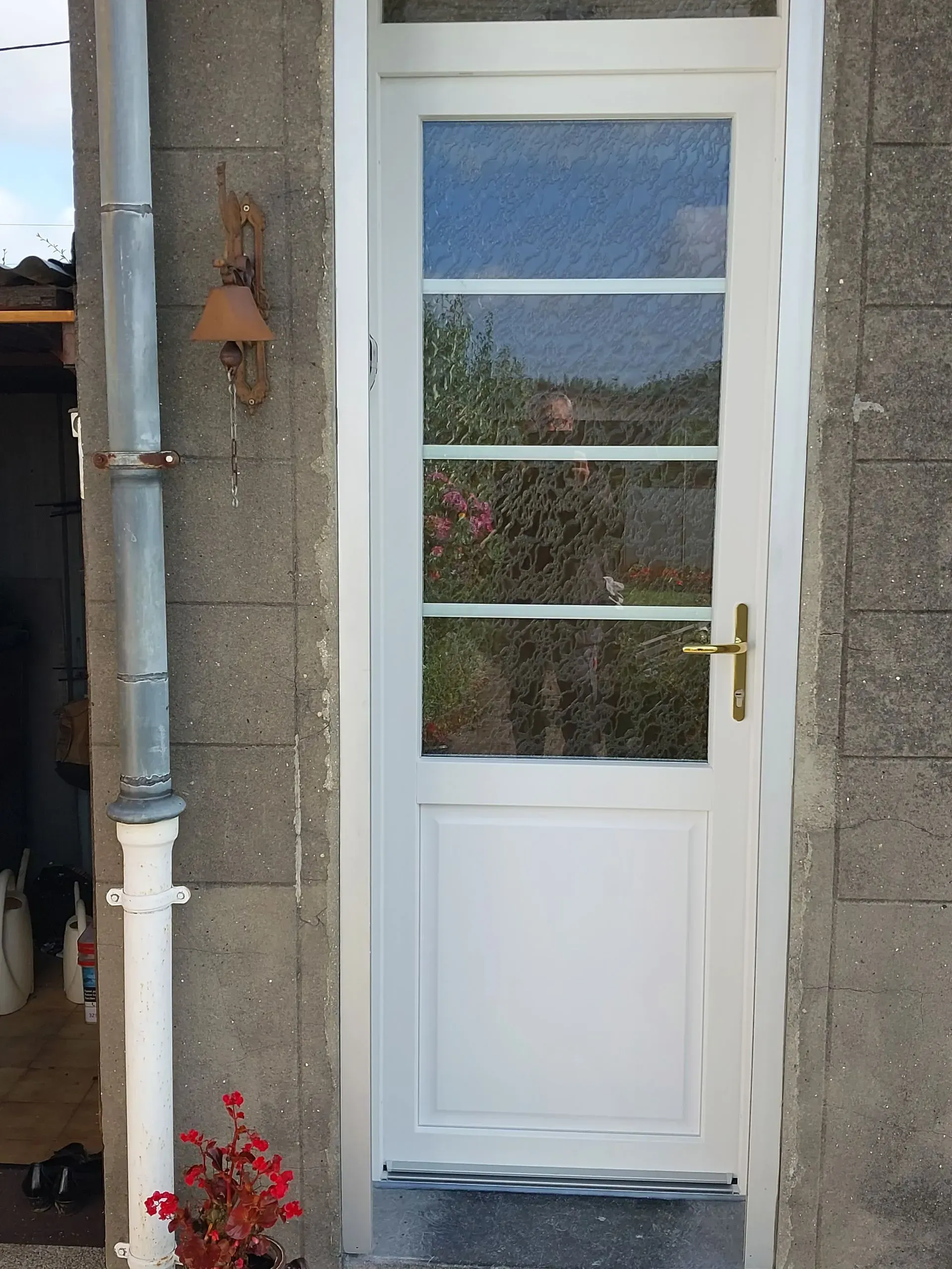 Une porte d'entrée en bois