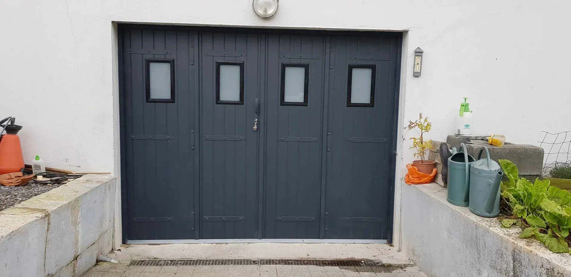 Portail en bois rouge