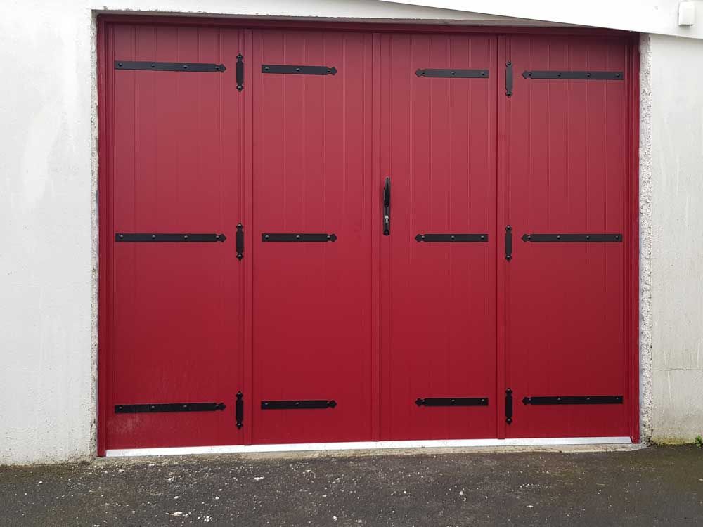 Porte de garage pliante et isolante rouge