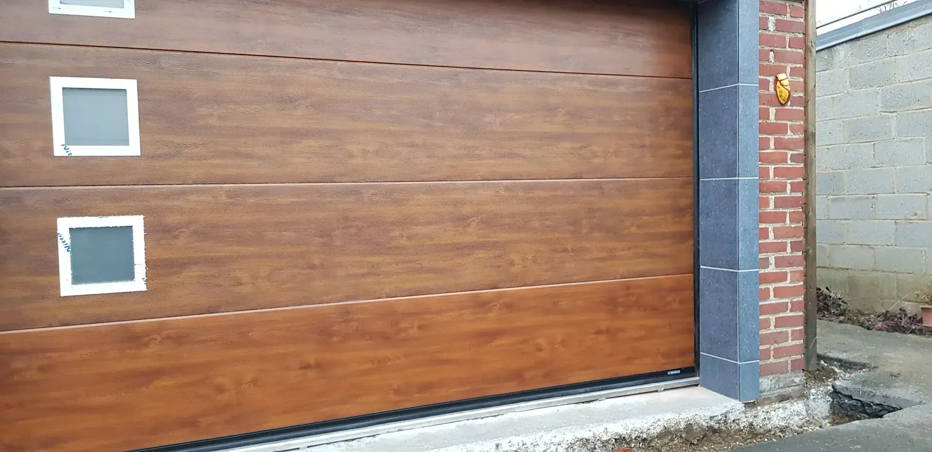 Porte de garage en bois foncé