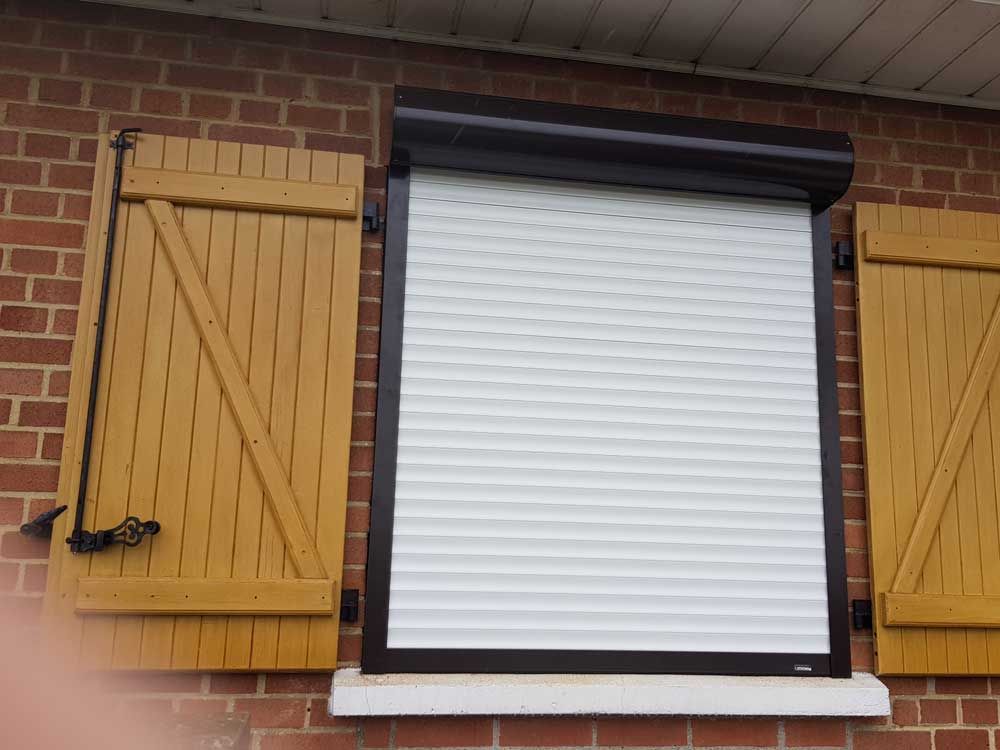 Volet roulant blanc avec volet en bois