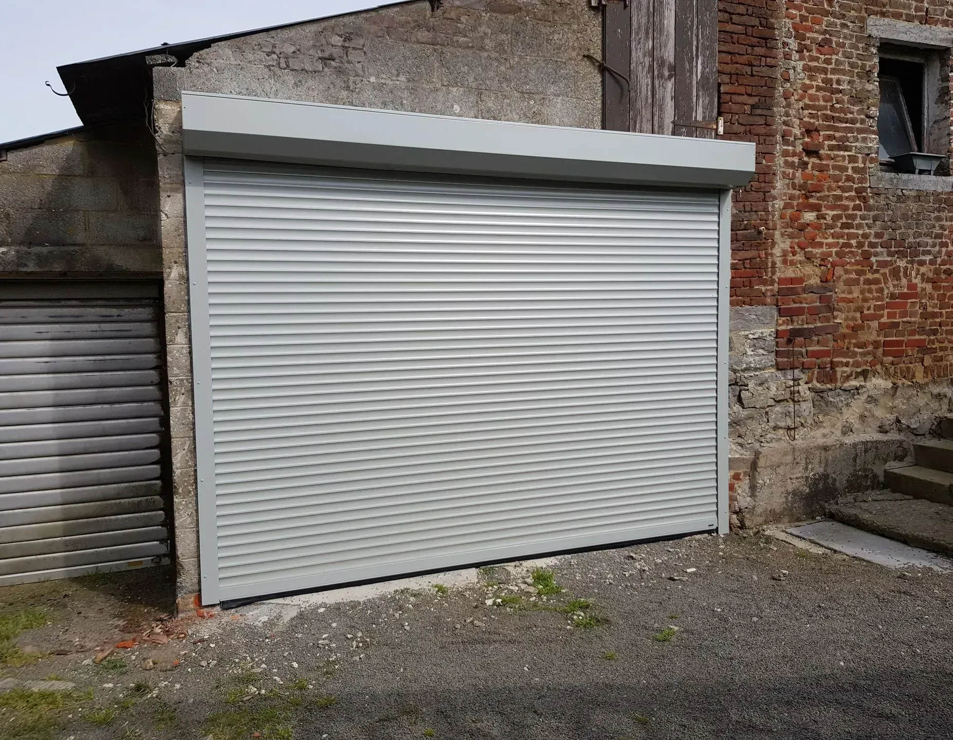 Porte de garage en alu gris